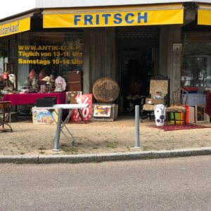 Fritsch - Ladengeschäft. Blick auf die Eingangstüre